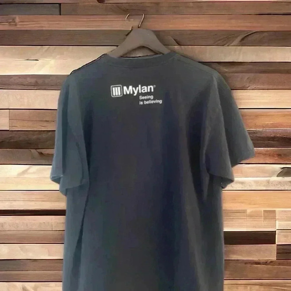 Pittsburgh Pirates Mylan Men’s Size XL Black Tee With Gold “Chain” and Logo. - Picture 2 of 2